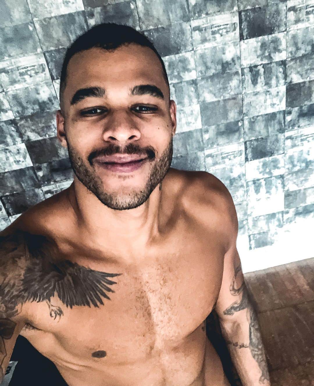 マテウス・サンタナのインスタグラム：「Uma selfie pra perguntar o que você ve quando se olha? Como você se enxerga? Ta satisfeito com o que tem visto? Não falo sobre aparência fisica, isso muda com o tempo. Falo sobre esse tipo de existência que habita em você, no mais profundo do seu ser. O quão realizado você esta com o que você é? E o quanto de você existe no que você tem se tornado? Se você não ta aproveitando essa quarentena pra olhar pra dentro, tente fazer! Cada um pode fazer um mundo melhor melhorando a si mesmo, e isso não é papo furado não, a gente precisa acreditar mais nisso! Busque por pra fora tudo de melhor que existe ai dentro!!」