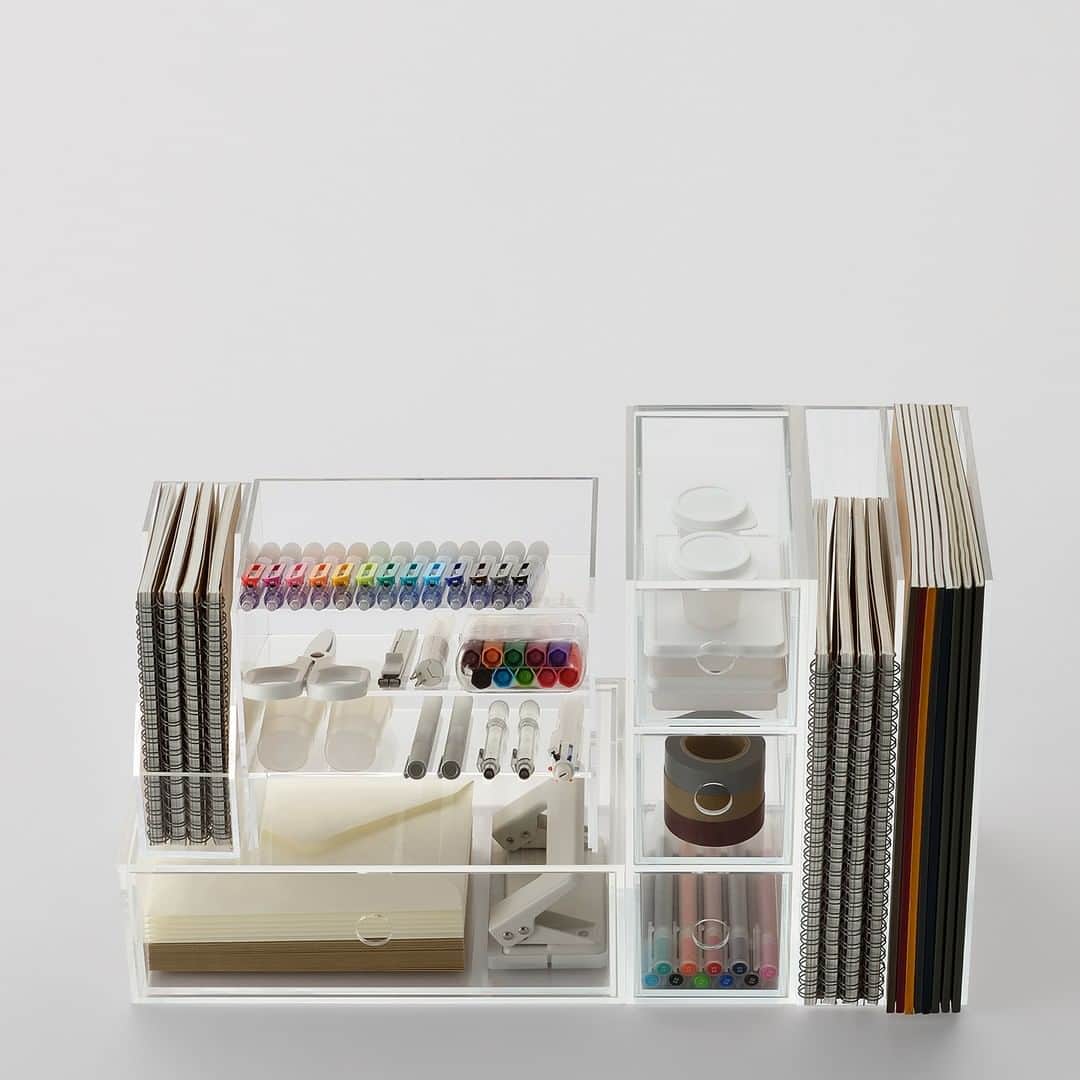 MUJI USAさんのインスタグラム写真 - (MUJI USAInstagram)「Transparency in organization.  Categorize smaller items together with acrylic storage to find everything you need at a single glance.  #muji #mujiusa #organization」7月14日 7時01分 - mujiusa
