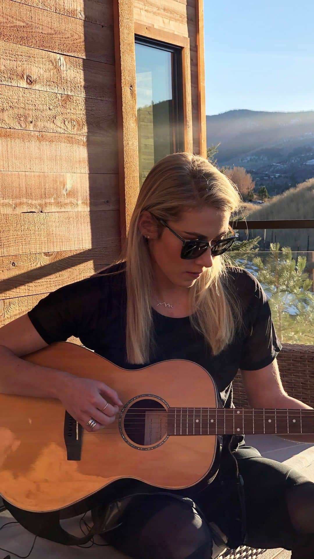 ミカエラ・シフリンのインスタグラム：「I am honored to have had the opportunity to speak (virtually) at The He(art) of Vail Valley’s Youth event in partnership with @mountainyouth yesterday. Mountain Youth's mission is to "rally around the community, providing support, conversation, education, and collaboration to help all young people in the Eagle River Valley thrive. We do this through a variety of programs that engage youth while helping adults start tough conversations." A big THANK YOU for allowing me the opportunity to discuss the impact art, dance, music, and creativity have had on my career, life, and mental health. 🤗🤗#mentalhealthawareness」