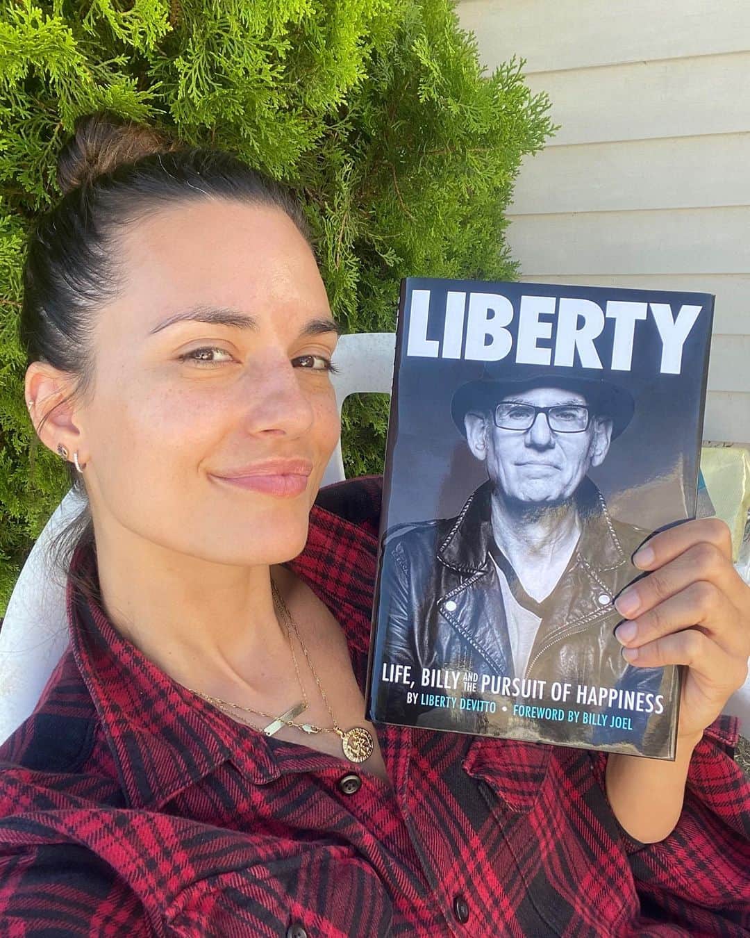 トーレイ・デヴィートさんのインスタグラム写真 - (トーレイ・デヴィートInstagram)「I got my copy! Did you get yours??! 💥 #prouddaughter #Liberty @liberty_devitto」7月14日 7時09分 - torreydevitto