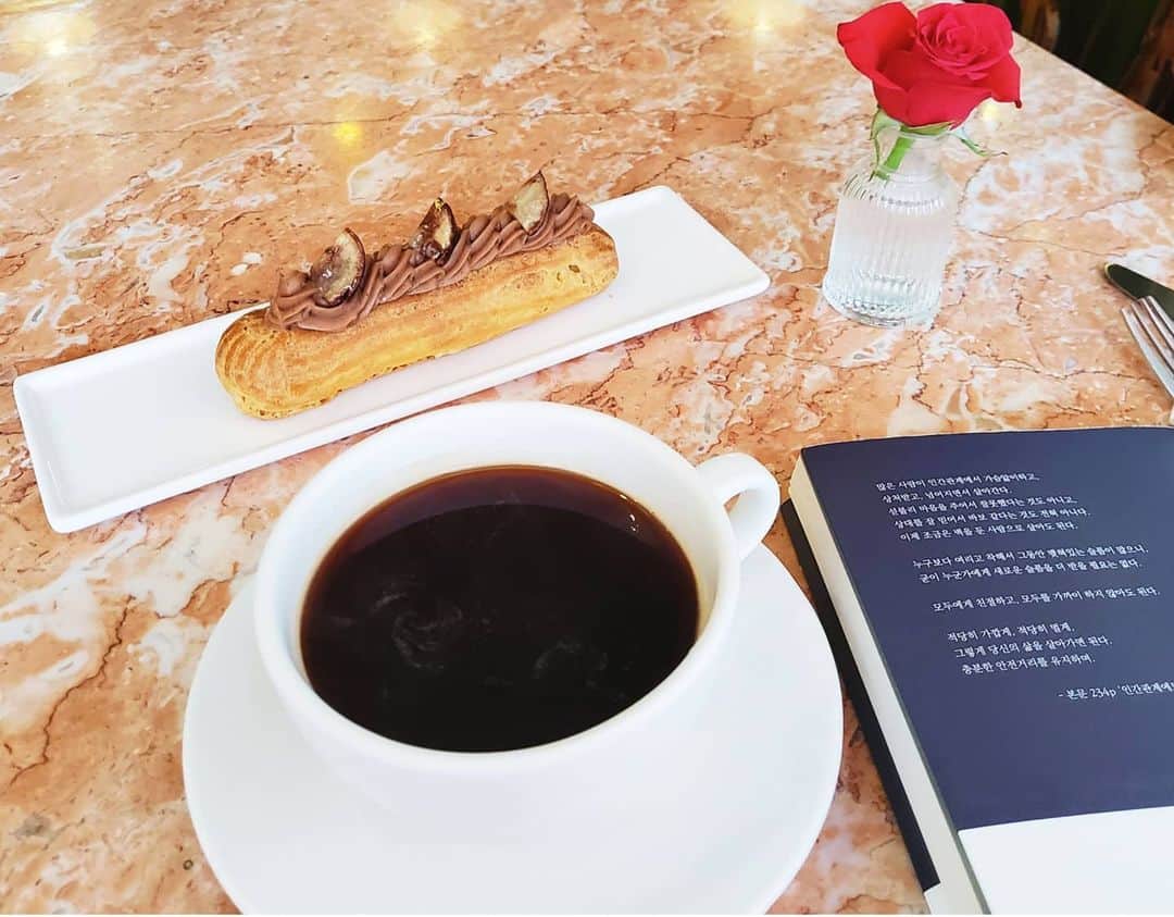 ヘリム さんのインスタグラム写真 - (ヘリム Instagram)「Some of my favorite things😘 #coffee #flower #cake #book = LOVE💘」7月14日 7時12分 - wg_lim