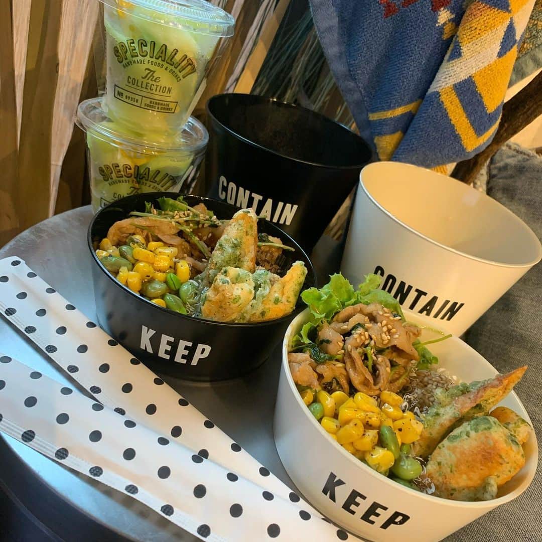 のインスタグラム：「GOOD MORNING😊🌿 ☆ 雨だし寒い朝だね☹️ほんっとサジーのお陰で目覚めが最高にいい🤩👍 ☆ 起きた瞬間からわちゃわちゃ動いてるw😂 ☆ 洗濯物も部屋干しばっかり嫌になる😟最近は急に雨が降り出すからほんっと困る😰 ☆ 今日は雑穀米の上に塩サバをのせたよ！毎日変わり映えのないお弁当だけど美味しかったって言ってくれるからよかった！ ☆ さ、今日も雨だから送ってかないとー🙋🏽‍♀️1日頑張ろー💪 ☆  #お弁当#娘弁当#お弁当記録#jk弁当#姉妹弁当#lunch#lunchbox#lunchtime#foodpic#obento#obentobox#obentogram#手作り弁当#愛情弁当 #お弁当生活#暮らし#fooddaily#foodpic#foodstagram#お弁当女子 #cooking#デリ風弁当#nanasrecipe」