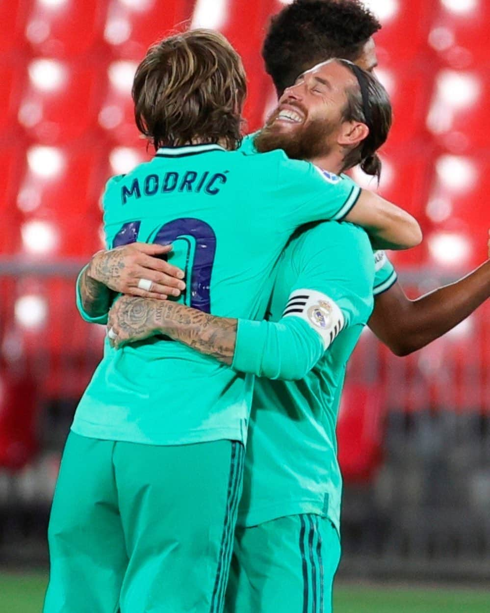 LFPさんのインスタグラム写真 - (LFPInstagram)「A winning HUG! 🤗💜 • ¡El ABRAZO de la victoria! 🤗💜 • #RealMadrid #LaLiga #LaLigaSantander #GranadaRealMadrid #Football #SergioRamos #Modric」7月14日 7時31分 - laliga