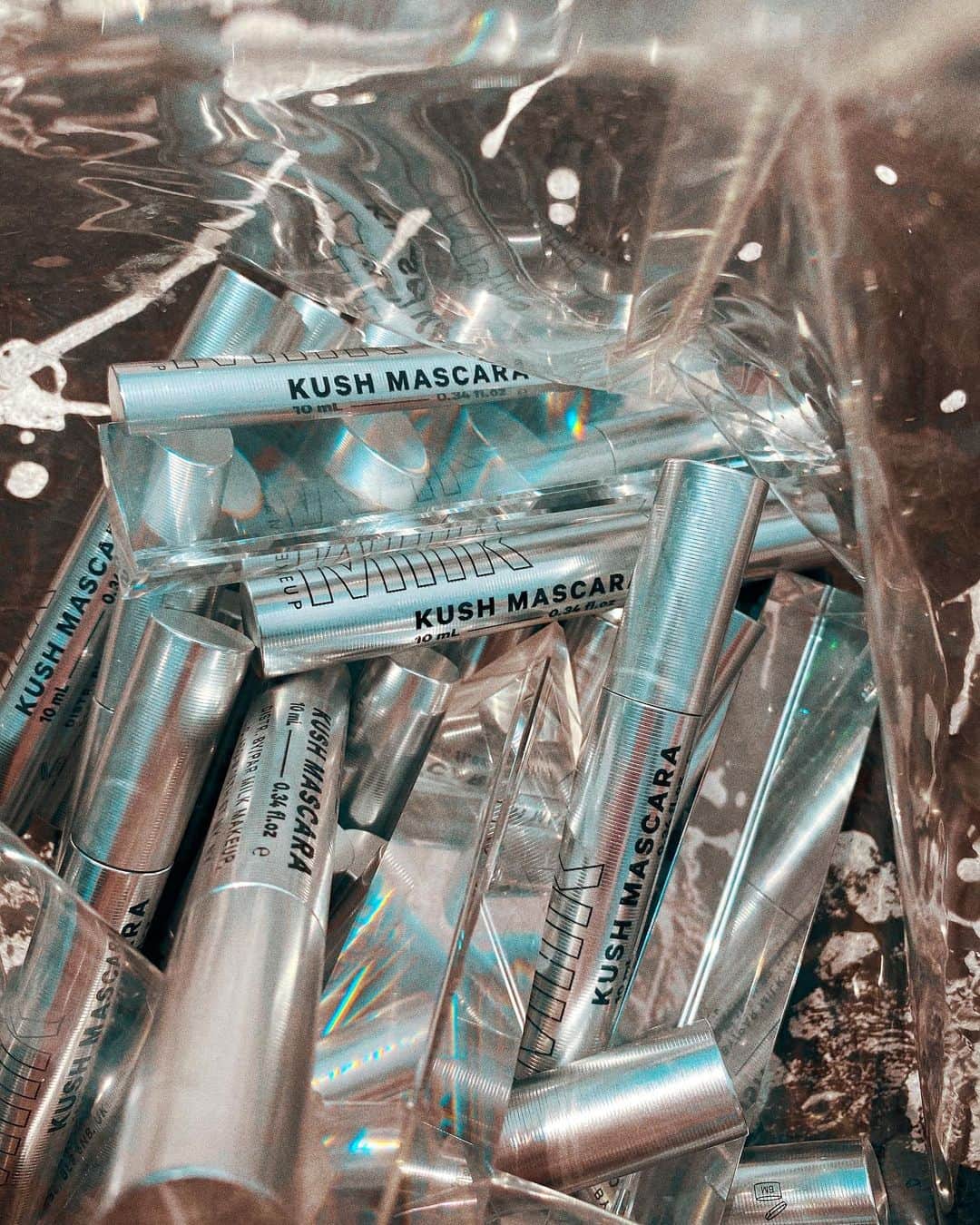 Milk Makeupさんのインスタグラム写真 - (Milk MakeupInstagram)「where are u taking ur KUSH High Volume Mascara - 🚀outer space🚀 or 🌊underwater🌊 ? vote with emojis in the comments 👇🏾 - PS! everything on milkmakeup.com is 25% off rn as part of our Friends & Family sale! orders $75+ also get a free Flex Highlighter in Glazed 💫」7月14日 7時26分 - milkmakeup