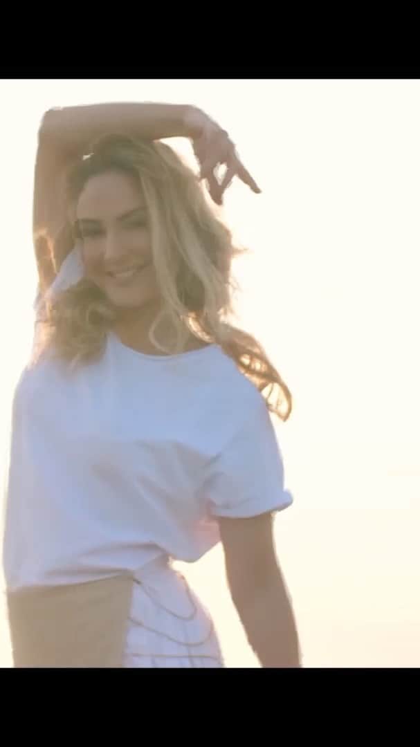 Claudia Leitteのインスタグラム：「e quero voar ♥️ https://youtu.be/M6S7bDTJ5_w  #ClaudiaLeitteLIVE40 #QuarentandonaQuarentena」