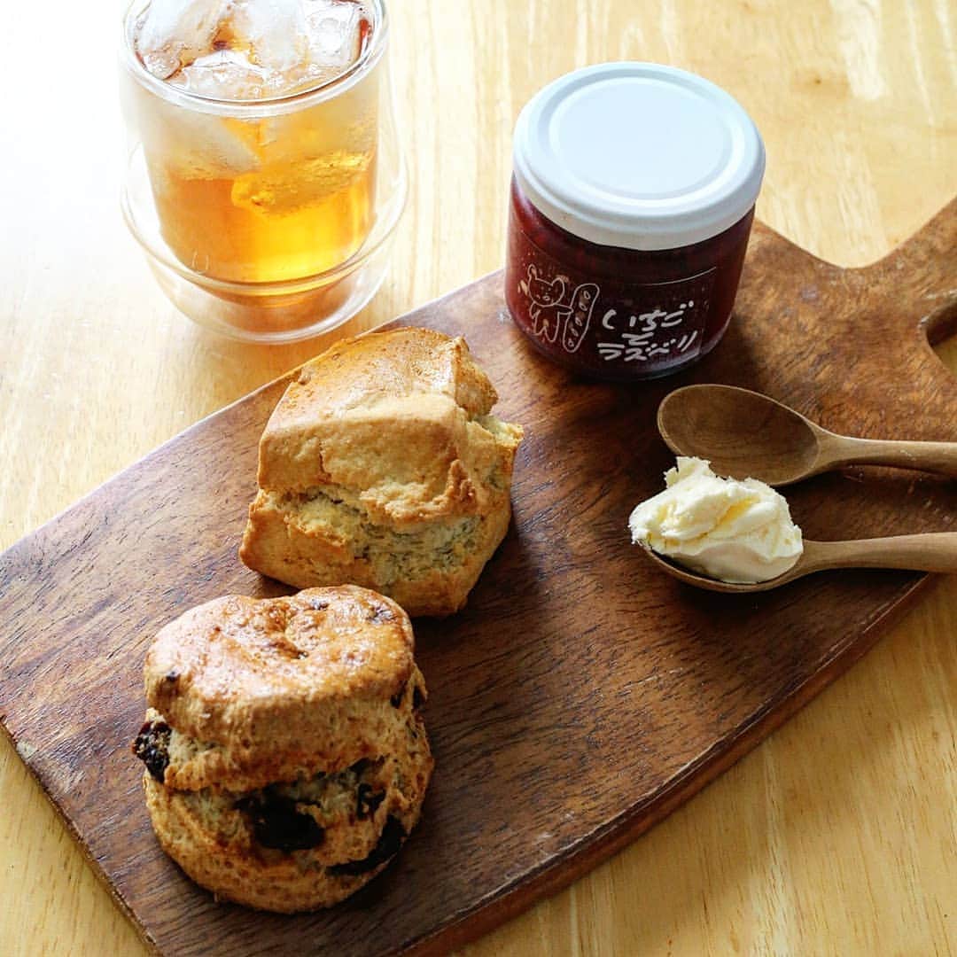 のインスタグラム：「おはようございます。  先日Sunday Bake Shopさんのオンライン通販で購入したクリームティ便が届きましたー。抽選販売に当たってルンルン🎶でした。  スコーン6個にジャムとクロテッドクリームが付いています。  すごくスコーンが食べたかったのですが、ずっと「これじゃない」ものに当たっていました。こちらのスコーンは私が食べたかったものでした。いや～美味しい嬉しい♥️満足です。  最近モヤモヤしたり嫌なこともあったりでしたが、美味しいものを食べていたらそんなことどうでもよくなります。 #おうちカフェ #おうち時間 #おうち喫茶 #スコーン #クリームティ #おやつ #お茶の時間 #KINTO #美味しい #foodphotography #foodstagram #foodpic ##sweets #sweetooth #scones #Sundaybakeshop #yummy #igersjp #tokyocameraclub #dessert #delicious」