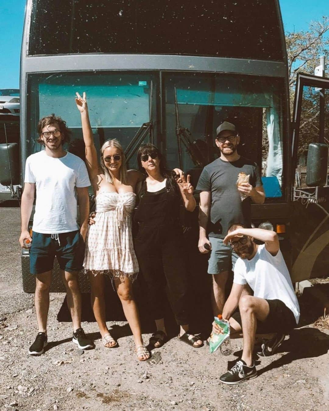 シェパードのインスタグラム：「We miss this. We miss our band mates, our crew and our fans. Being on the road is tough but it’s also magic.」