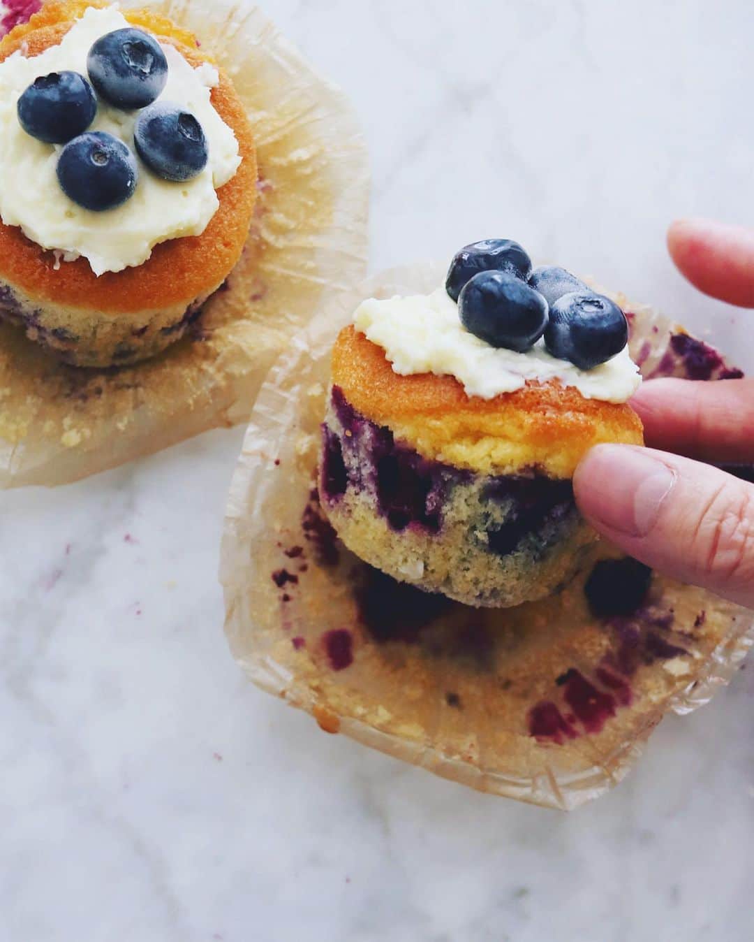 樋口正樹さんのインスタグラム写真 - (樋口正樹Instagram)「blueberry muffins . 朝のブルーベリーマフィン。 今回は市販のマフィン粉に クリームチーズを組合わせ。 . . #ブルーベリーマフィン #ブルーベリー#マフィン #blueberrymuffins #blueberries #muffins」7月14日 7時47分 - higuccini