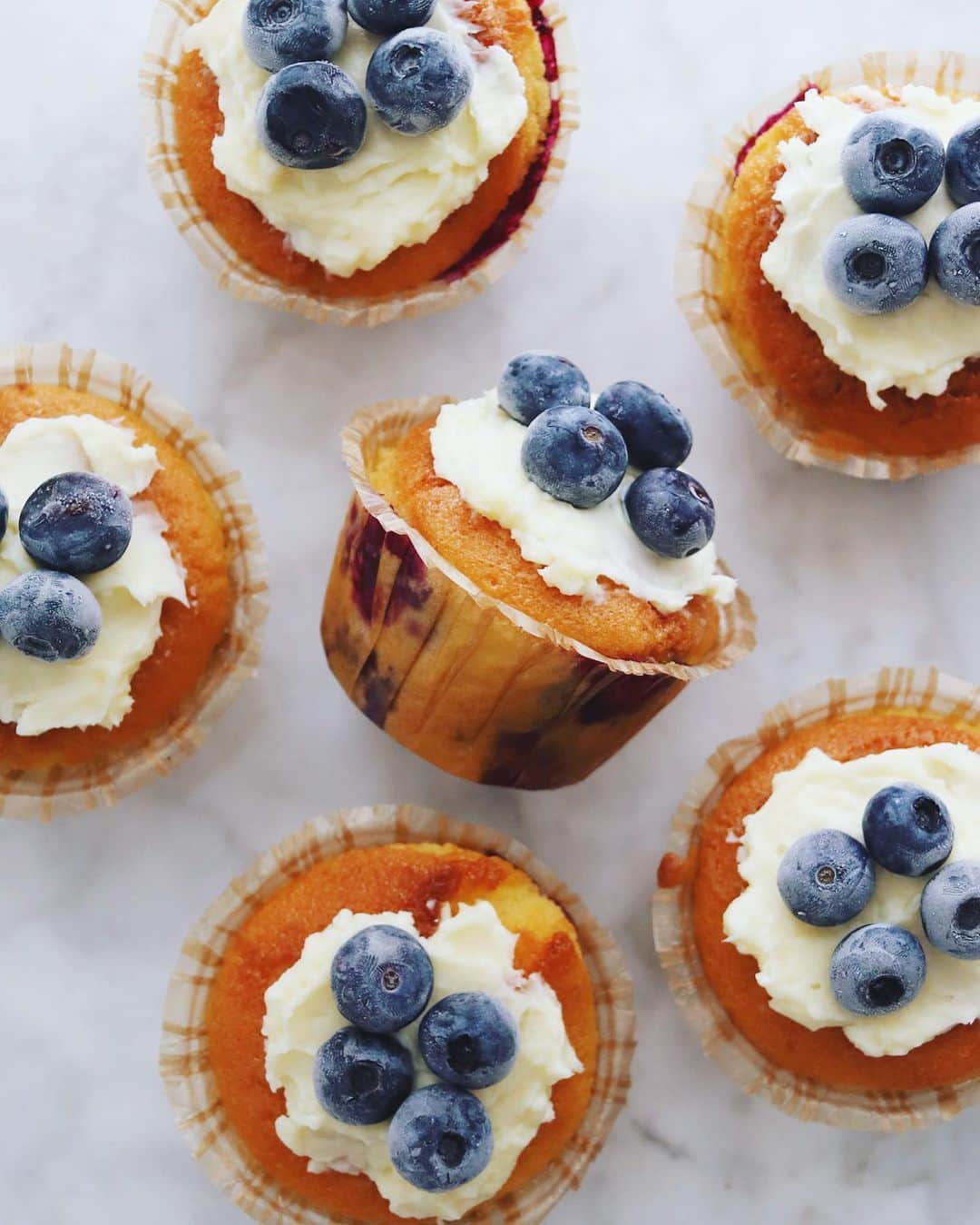 樋口正樹さんのインスタグラム写真 - (樋口正樹Instagram)「blueberry muffins . 朝のブルーベリーマフィン。 今回は市販のマフィン粉に クリームチーズを組合わせ。 . . #ブルーベリーマフィン #ブルーベリー#マフィン #blueberrymuffins #blueberries #muffins」7月14日 7時47分 - higuccini