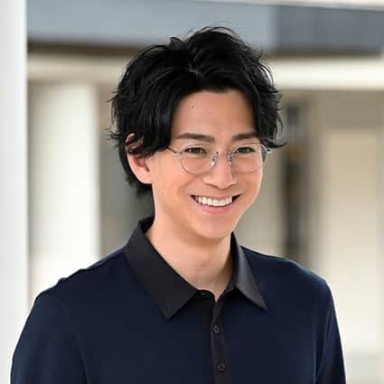 のインスタグラム：「💸💰新ドラマ解禁💸💰  TBS 火曜ドラマ『おカネの切れ目が恋のはじまり』 2020年9月スタート 毎週火曜22:00～22:57  早乙女 健（32）役 「顔面を金に換える男」。 玲子(松岡茉優)の初恋の相手。 公認会計士、ファイナンシャルプランナーの資格を持ち、そのイケメンすぎる容姿を生かし、「お金の専門家」としてテレビ番組でコメンテーターも務め人気を博している。 大学の社会人向け公開講座でお金にまつわる講義を担当。 玲子はストーカーのごとく、講座が始まったときから通い続けているが、早乙女の人気からすぐに定員になってしまうため、その席の争奪に命を懸けている。 人当たりがソフトでキラキラした表の顔の一方で、影のある謎めいた裏の顔を持つ。  三浦翔平くん コメント 今回演じるのは、おカネのカリスマということで、序盤はすごく爽やかにニコニコしながら、いい青年を演じているのですが、物語が進んでいくにつれて、いろいろと早乙女のほころびが出てくると思いますので、そこをうまく演じることができればいいなと思います。 火曜10時の枠でラブコメとのことで、キラキラした作品になればいいかなと思います。 早乙女という役を通して、この作品のいいスパイスになればと思いながら演じています。 見てくださっている人々が元気になれるような、笑って、泣けるところは泣いて、明日への活力になるようなドラマになればいいなと思いますので、ぜひお楽しみにしていてください。 ・ #三浦翔平#早乙女健#おカネの切れ目が恋のはじまり#カネ恋#新ドラマ#TBS」