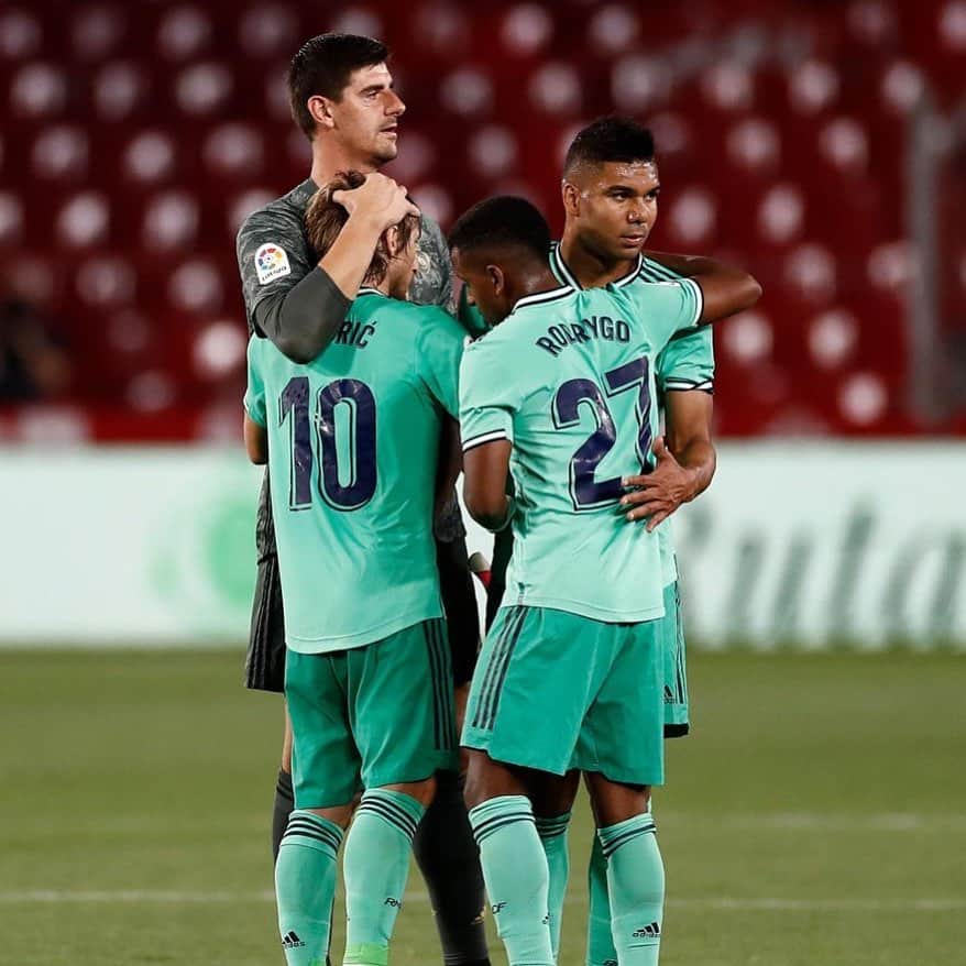ティボ・クルトゥワのインスタグラム：「Hemos luchado mucho por los 3 puntos y estoy muy orgulloso del equipo!! Estamos más cerca de @LaLiga, queda un último esfuerzo! #HalaMadrid 🤍」