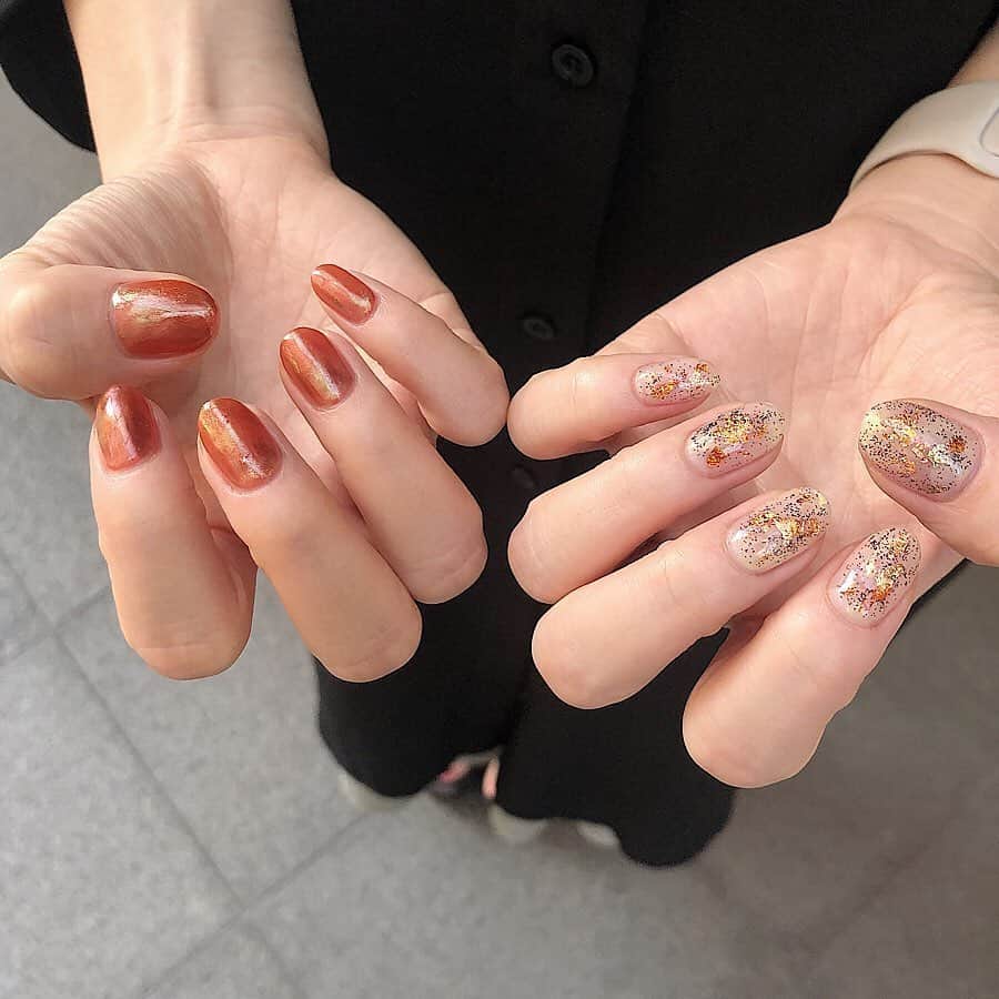 のインスタグラム：「.⁣ 大人っぽいオレンジ色が可愛い、垢抜けネイルデザイン。⁣ .⁣ 本格的に始まる夏にむけてやりたいのは、ジューシーなオレンジ色とゴールドが詰まったネイル。夏らしくて大人な色合いなので、垢抜けた雰囲気を演出することができそうですね！気分を上げてくれるネイルカラーにぜひ挑戦してみてください♡⁣ .⁣ MERYでは他にも「かわいい」に近づくさまざまな情報を発信しています。⁣ @mery.beauty コスメ・美容に特化した情報をお届け♡⁣ @mery_spot 話題のカフェやお出かけスポットをご紹介！⁣ こちらもぜひチェックしてみてください！⁣ .⁣ .⁣ photo by @___erikanail____⁣ .⁣ #MERY #regram #instagram #instanail #nail #naildesign #gelnail #handnail #네일스타그램 #オレンジネイル #夏ネイル #夏ネイルデザイン #ニュアンスネイル #透け感ネイル #ショートネイル #トレンドネイル #ゴールドミラーネイル #ワンカラーネイル #ちぐはぐネイル #福岡ネイル #福岡ネイルサロン #シンプルネイル #ちゅるんネイル #ネイルサロン #ハンドネイル #ジェルネイル #お洒落 #お洒落さんと繋がりたい #MERY女子 #メリー」