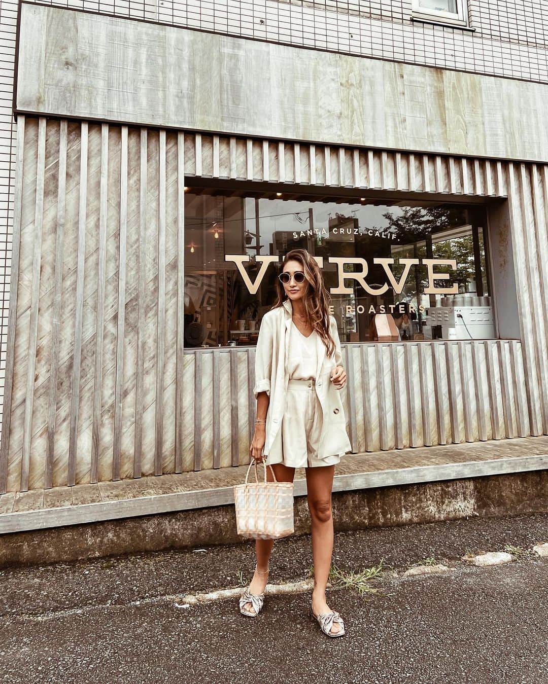 のインスタグラム：「khaki beigeの珍しい色のシースルダブルボタンのセットアップ‼️ 絶対可愛い！スタッフ全員に人気！ 着ると分からないけど、風通しいがいい生地で透けてます！ジャケットは！ なのでシースル！！ 私はジャケットだけでも色々愛用してます！ ほんと万能‼︎ @esutoreja  #esutoreja 15日20時〜New fashion bagも私は絶対GETします！ しかも小と大❣️😋 . . #fashionista #outfit #fashion #code #snap #instafahion #fashiondaily #fashionoftheday #ootd #zara #hm #resort #urban #vintage #losangeles #california  #エストレジャ#間違えてsかと思いきやm着てました#ウエストゴムです」