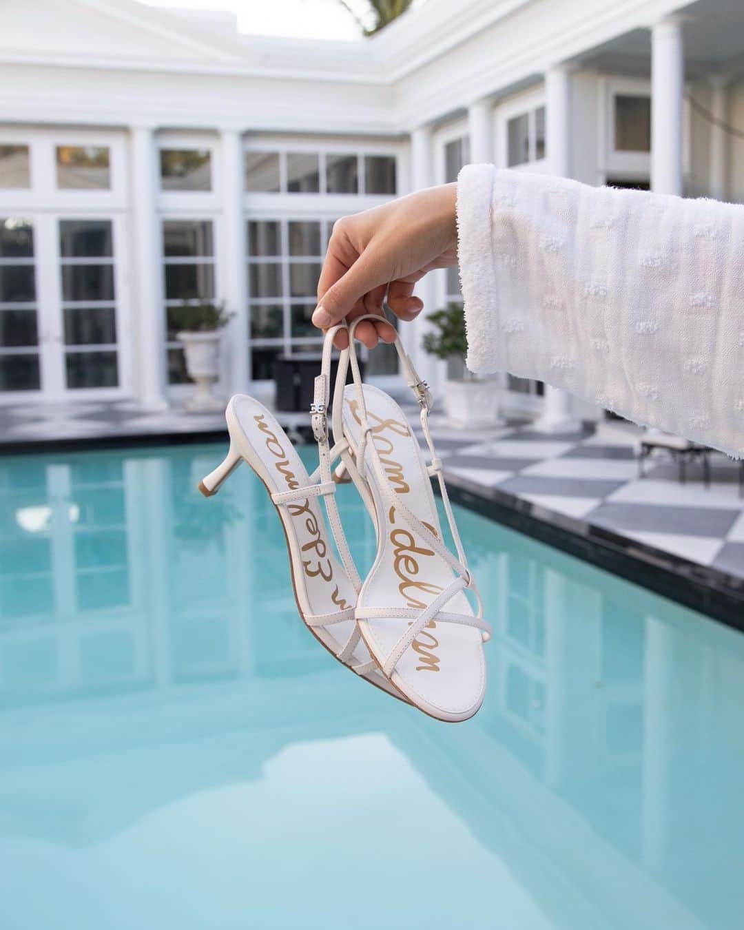 サムエデルマンのインスタグラム：「Monday mood cure: Tap to shop the JUDY #SamEdelman」