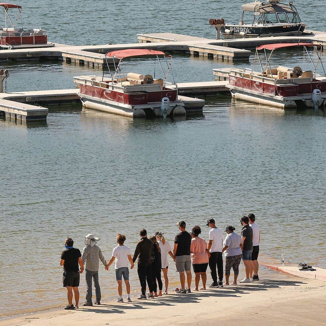 People Magazineさんのインスタグラム写真 - (People MagazineInstagram)「Family forever. 🙏 The Glee cast was seen gathering together at the site where their former costar Naya Rivera died. 💔 📷: Al Seib/Los Angeles Times/Getty」7月14日 8時18分 - people