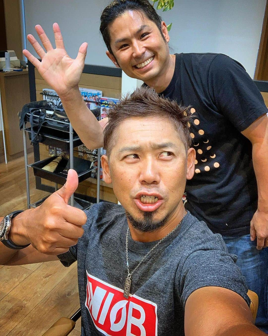 伊豫部健さんのインスタグラム写真 - (伊豫部健Instagram)「来年2021年からスポンサーオファをしたいと、3社からお声がけを頂いてまして、昨日はそんな3社の内の1社、マリン事業の会社の方々が来社してくださると言う事で、ボサボサ頭をカットマン大場 @jun.happylife に真昼間からのコネクトでお願いしてきました♬ またどんな会社かは決まり次第ご紹介はさせて頂きますが、メジャーすぎる企業なだけに決まるかな… 現在20社と契約して頂いてる中で、まだこうして3社もお声掛けして頂ける事が嬉しくも有り難く思います。 スポンサー様が増えると、企業案件が増し、様々な世界で活躍する方々とのお付き合いが増えるので勉強になる事も多く、自身が成長していけます💪 先へ先へ、新しい事、楽しい事を率先して動ける人生にしていきたいですね♬ さっ、今日も楽しく撮影頑張ってきま~す^ ^  @10ftu_kiob_smpfishing  @10tenfeetunder_kiob  @se9rets  @ken_iyobe  @zhanna_smpfishing  @obick_55  @autogarage_omy  @kattobi_iyobe  @sunline_japan  @gary_international_kk  @shimanofishing_jp  @sns_hayabusa  @talex_fishing  @ringstar_1889  @mazda_jp  @skeeter_boats  @yamahaoutboards  #iyoken #kiob #Bin5 #セキュレッツ #イヨケン #伊豫部健 #10ftu  #10tenfeetunder  #コネクト #カットマン大場 #2021から #スポンサーオファー #入りました #メジャーカンパニー  #3社 #決まるかな？」7月14日 8時25分 - ken_iyobe