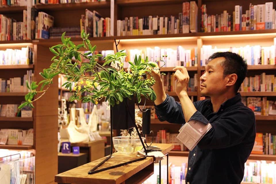 代官山 蔦屋書店　DAIKANYAMA T-SITEさんのインスタグラム写真 - (代官山 蔦屋書店　DAIKANYAMA T-SITEInstagram)「【フェア】﻿ 花と本のある暮らし 草月のいけばな﻿ 1号館1階 歴史文化の小部屋にて.﻿ 7月10日(金) - 8月17日(月)﻿ ﻿ 約90年前に創流された草月のいけばなは、日本古来の美意識を持って花と向き合いながら、花に自由な思いを託し、特別な空間を演出します。﻿ 今回のフェアでは、初代家元・勅使河原蒼風の写真集や草月のいけばなを知る本、さまざまなジャンルのクリエイターに向けて、インスピレーションを刺激する読み物をセレクトしました。﻿ アートのように花を演出するオブジェのような鉄花器や、生花とのコントラストが楽しく涼しげなホワイトカラーのドライフラワーを販売します。﻿ ﻿ #花 #草月 #いけばな #華道 #sogetsu #勅使河原蒼風  #代官山蔦屋書店 #daikanyamatsutaya #代官山tsite #daikanyamatsite」7月14日 8時27分 - daikanyama.tsutaya