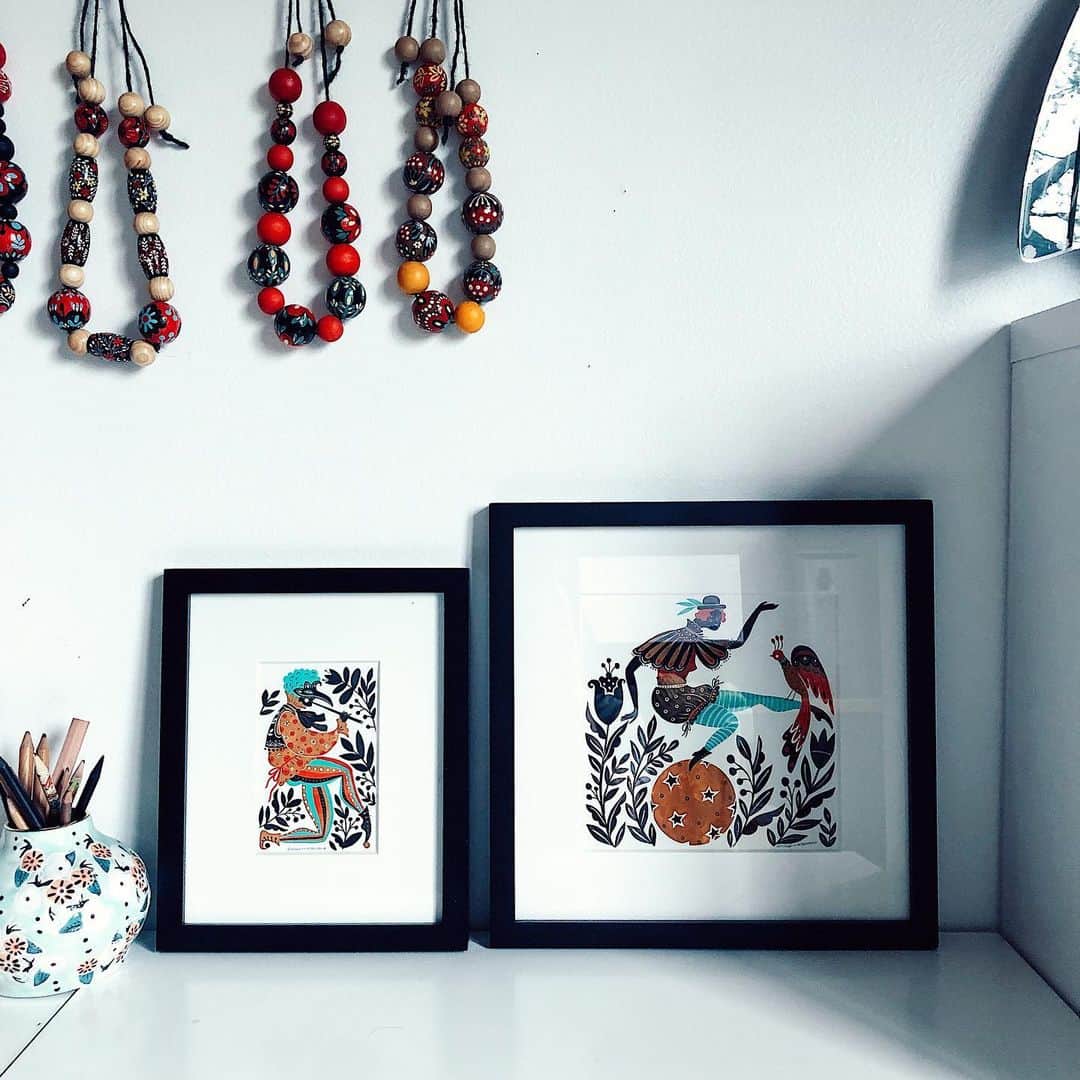 Dinara Mirtalipovaのインスタグラム：「I’m trying to make room for new art, there are a few originals to be listed in the next few months or so. If you are hunting for some unique hand painted one-of-a-kind originals - please subscribe to my emails on my website, that way you will be among the first to know about new listings. Up until now I haven’t really been active with my email updates, but I’m planing to begin sending out notifications about new listings.  These two paintings have just been listed. They were part of my series from a few years ago called “Entertainers” (the small one is 8x10 and the large one is 10x10)  If interested, please head over to mirdinara.com > Fine Art Originals」