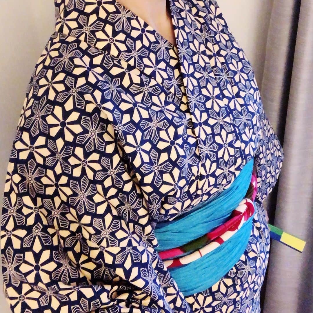 岡田育さんのインスタグラム写真 - (岡田育Instagram)「❄️🌍🔥🌏❄️ Yukata, summer kimono made in France, made of beautiful African fabrics. Snowflake is a popular traditional pattern to cool off a hot summer day, also in Japan. 👘: @suikafrance_products . . 雪華模様みたいなアフリカ布。思わず全部クレと言いかけたSuikaの着物のうちでも、とくに一目惚れ。コットンワンピースなみたいな涼感。暑い季節には暑い国の布を。 #yukata #summerkimono #cooloff #cooldown #kimonoselfie #africanfabric #kimonostyle #kimonofashion #snowflakepattern #浴衣 #アフリカ布 #雪華模様 #兵児帯 #夏着物 #浴衣アレンジ #👘🔰 #アフリカンファブリックの着物 #雪華模様 #雪花 #岡田育 #ikuokada」7月14日 8時37分 - okadaic