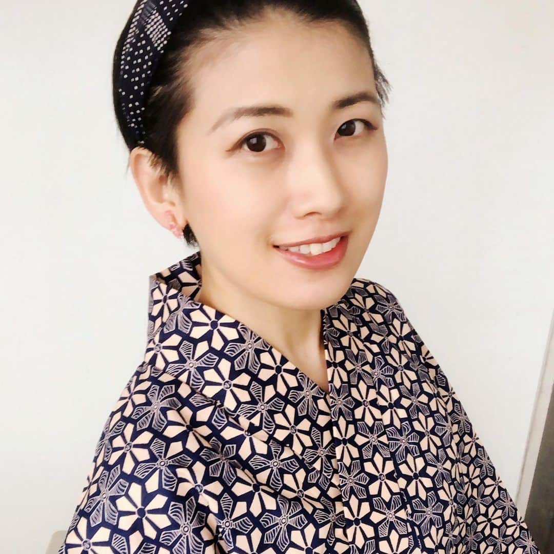 岡田育さんのインスタグラム写真 - (岡田育Instagram)「❄️🌍🔥🌏❄️ Yukata, summer kimono made in France, made of beautiful African fabrics. Snowflake is a popular traditional pattern to cool off a hot summer day, also in Japan. 👘: @suikafrance_products . . 雪華模様みたいなアフリカ布。思わず全部クレと言いかけたSuikaの着物のうちでも、とくに一目惚れ。コットンワンピースなみたいな涼感。暑い季節には暑い国の布を。 #yukata #summerkimono #cooloff #cooldown #kimonoselfie #africanfabric #kimonostyle #kimonofashion #snowflakepattern #浴衣 #アフリカ布 #雪華模様 #兵児帯 #夏着物 #浴衣アレンジ #👘🔰 #アフリカンファブリックの着物 #雪華模様 #雪花 #岡田育 #ikuokada」7月14日 8時37分 - okadaic