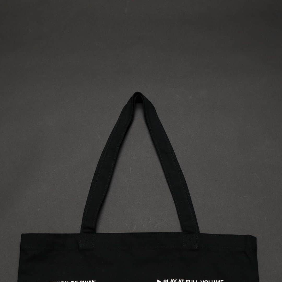 白鳥雪之丞さんのインスタグラム写真 - (白鳥雪之丞Instagram)「TEARS OF SWAN×HANDSOME DESIGN-RETURN FLAT TOTE BAGになります!! official webshopにてオーダー頂きましたお客様、本日から順次発送開始です!! 引き続き店頭、webshopでも販売中ですので宜しくお願い致します(^^)👜📀💻   http://tears-of-swan.shop-pro.jp/?pid=151886456 (7月中旬〜下旬販売開始) ※プロフィール下のURLからofficial websiteがご覧頂けます  @tears_of_swan  #tearsofswan  @handsomede  #handsomedesign #return #totebag  #トートバッグ」7月14日 8時38分 - yukinojoeshiratori