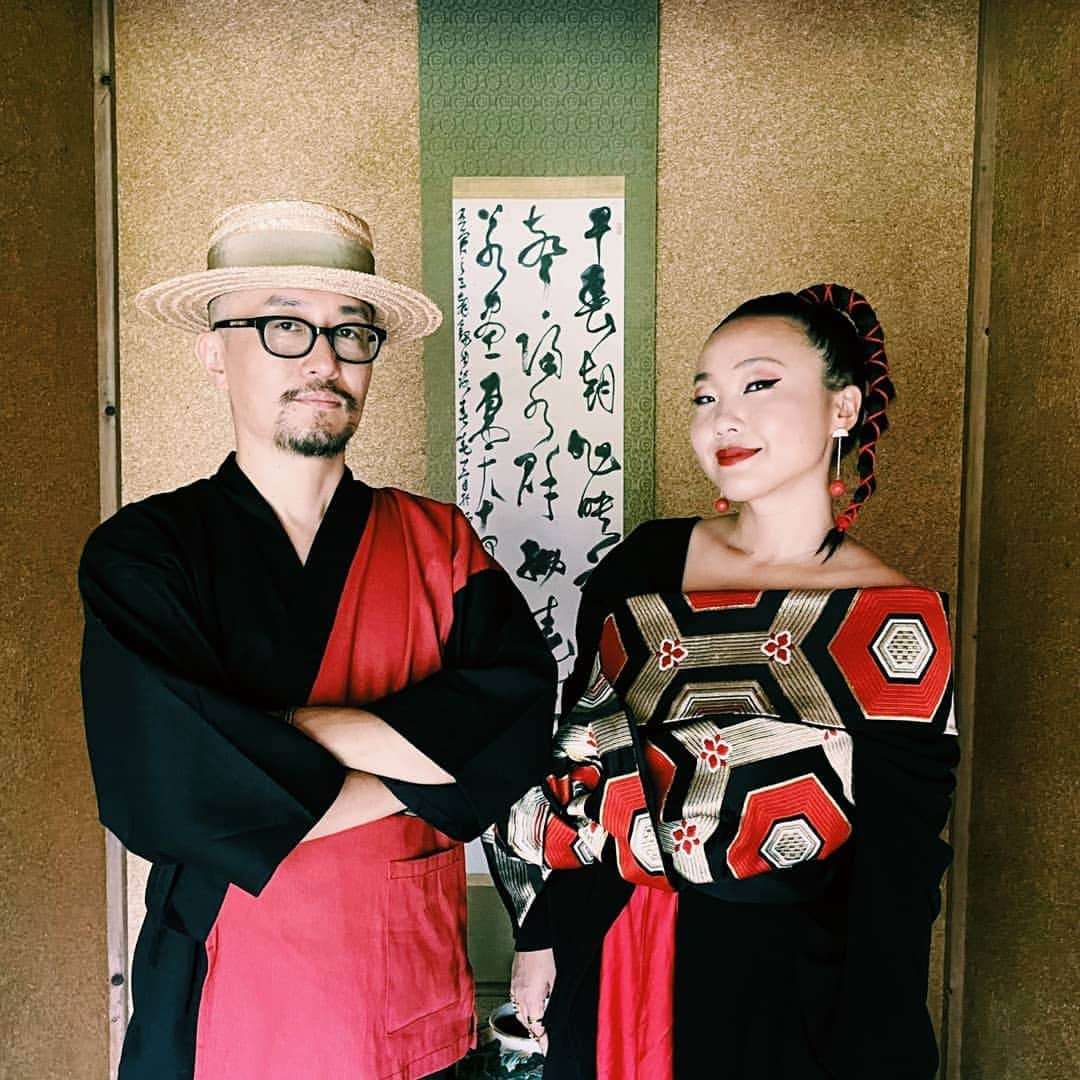 COMA-CHIのインスタグラム：「Thank you for everyone ordering our new album“Japanoia”. Please  wait a little longer for official release. COMA-CHI & Uyama hiroto ニューアルバム「Japanoia」さっそくBASEにて購入して下さった皆さまありがとうございます🇯🇵💗 7/20まではこのスペシャルパッケージ引き続き販売予定です(プロフィールリンクから購入ページに飛べます) 配信サイトがコロナの影響で遅延しており、正式なリリース日程をお伝えする事が出来ず申し訳ないです💦 また整い次第、再アナウンスさせていただきまっす🙏  Love‼️  #japanoia  #comachi  #uyamahiroto #japanesemusic  #asianhiphop  #nujazz」