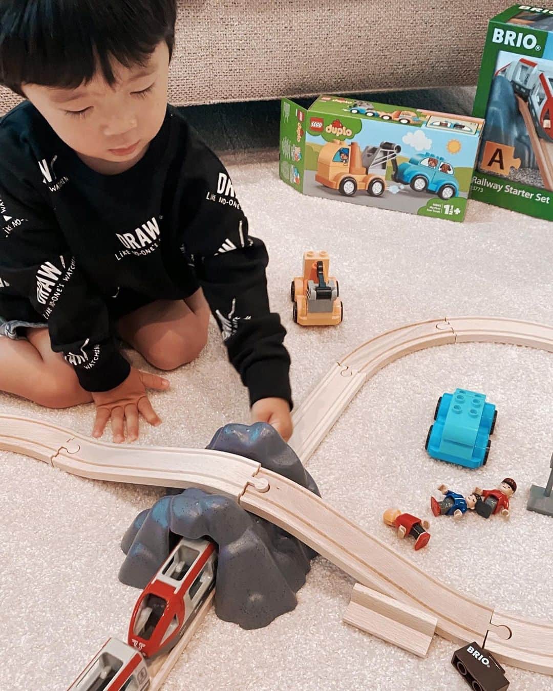 urakoさんのインスタグラム写真 - (urakoInstagram)「. @babyshop 今回はおもちゃとトップスを。 🚈🚙🚜🤍🖤 . . 日本語サイトだからお買い物もしやすくて 寝る前についついサイト内を ウロウロとチェックしています😆 現地設定オフィシャル価格で お安く購入できるのも嬉しいです😙 . . サマーセール開催中です❗️ ８月４日（火）日本時間午前６時５９分 まで 最大70％オフになっていましたよ❗️ . . https://jp.babyshop.com/end-of-season-sale/s/1873 . #babyshop #ベイビーショップ #ベイビーショップサマーセール#BRIO#BEAULOVES#LEGODUPLO #pr」7月14日 8時45分 - urako0618