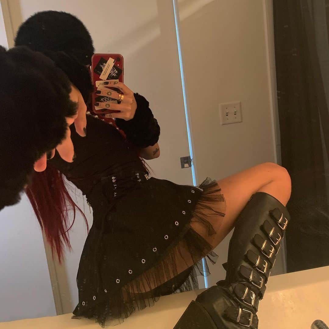 マギー・リンデマンのインスタグラム：「BRAT!」