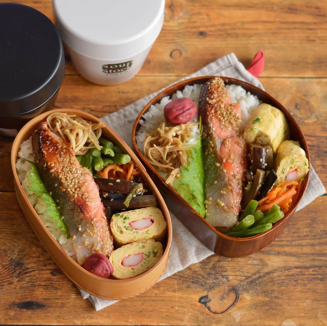 yukiyoのインスタグラム：「2020.7.14* ・ 今日のお弁当 ・ 鮭ごまみりん漬け焼いたの えのき醤油煮、梅干し 小ネギとまるっとカニカマ入り玉子焼き なすピーマンごま炒め 人参炒め いんげん塩胡椒 ・ ・ レジ袋が有料になり半月が過ぎましたね エコバッグ、なんだかんだで2,3個持ち歩いてます。 ・ が。 ・ イマイチ軽くて薄くて丈夫なやつが見つからず ・ いっそキューベンファイバーの 超高級エコバッグでも買ってみようか… ・ ・ #それだけは避けていたんだけど #夜ラン帰りに買い物したい時適当なのが見つからない #なんか良いの無いかな ・ #お弁当 #obento #bento #lunch #lunchbox #onthetable #japanesefood #暮らし #曲げわっぱ #lin_stagrammer #ロカリ #おうちごはんLover #マカロニメイト #IGersJP」