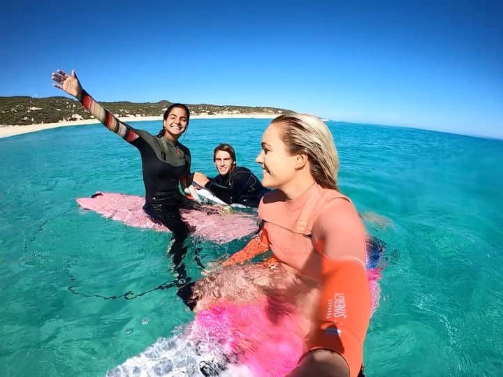 フェリシティー・パルマティアーのインスタグラム：「A few weeks ago when my favourite newlyweds weren’t “newlyweds” yet, and WA’s winter was being a total show-off ☀️」
