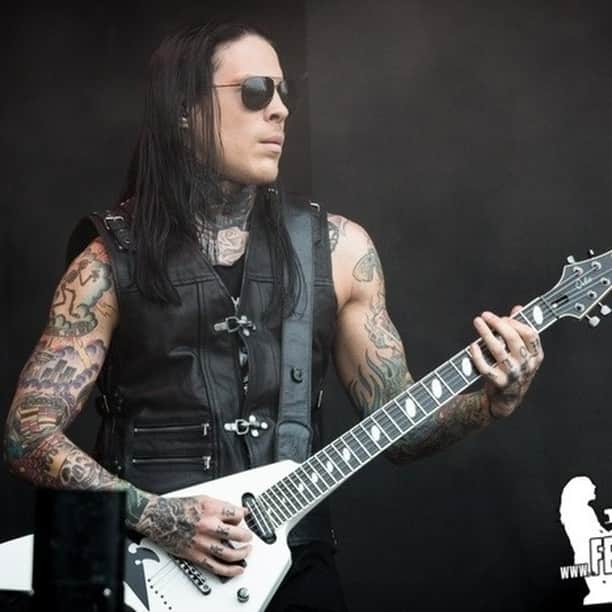 Queensrycheさんのインスタグラム写真 - (QueensrycheInstagram)「Parker at Wacken Open Air in Germany (photo credit Zhasmina Ivanova) #queensryche #theverdicttour #wackenopenair #germany🇩🇪 #parkerlundgren #takehold #thuglife #guitarist #guitarplayer #backupvocalist #songwriter #talentedmusician #bamfer #caparisonguitars #trirychelogo #rychersrule」7月14日 9時00分 - queensrycheofficial