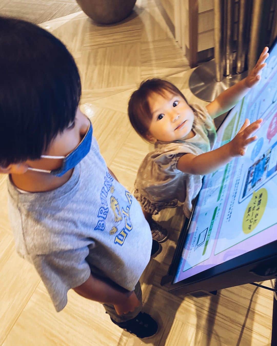 高橋菜摘のインスタグラム：「. すんごく女の子らしいとこと 兄に似た怪獣らしいとこ 両方を持った妹👧🏼 人見知りで臆病モノだけど 好奇心旺盛でいたずらっ子 ・・毎日どっちやねんて感じ🧐 ついに先日#niziu 踊り出しました♡ #LOVEちゃん . .  #1歳女の子 #兄妹 #4歳差 #女の子ベビー  #女の子ママ #女の子コーデ #5歳 #幸せ #キッズモデル #薄毛女子 #1歳 #可愛い #babygirl #brother #sister #kids #love  #kidsfashion #daughter #1yearsold」