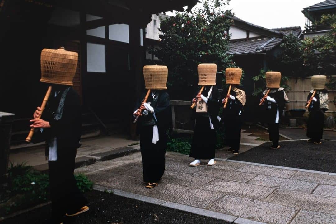 National Geographic Travelさんのインスタグラム写真 - (National Geographic TravelInstagram)「Photo by Michael Yamashita @yamashitaphoto  These are the Komuso, mendicant monks from a sect of Zen Buddhism characterized by their beehive basket (tengai) head coverings and playing the shakuhachi. The idea was that by wearing such a hat they removed their ego. The blowing of the bamboo flute was a form of meditation emphasizing precise breathing control, played in tune to the monks' footsteps as they roamed the countryside on pilgrimages in search of enlightenment. They were a common sight on roadways in the Edo period of Japan and are experiencing a resurgence today. #monks #buddhists #Komuso #ZenBuddhism #Japan」7月14日 9時05分 - natgeotravel