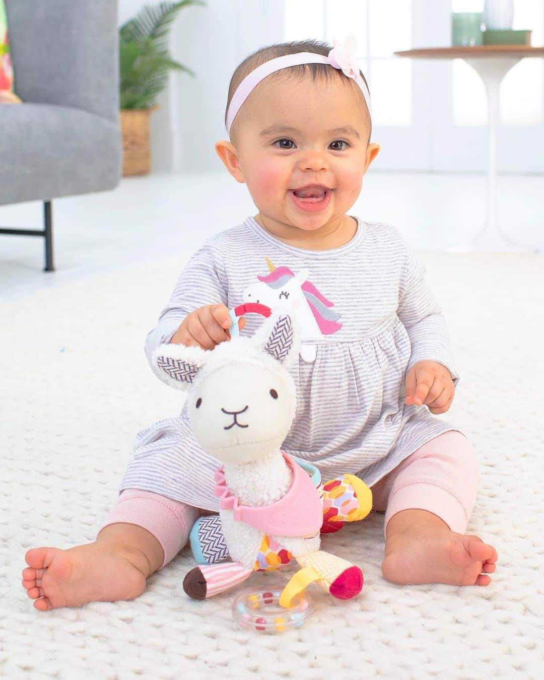 Skip Hopさんのインスタグラム写真 - (Skip HopInstagram)「No drama with this llama! 🦙Perfect for multi-sensory play, our new Llama Bandana Buddy is a soft toy and teether featuring rattles, crinkle sounds and more for baby to explore. 🙌❤️  #playtime #llamalove #skiphop」7月14日 9時13分 - skiphop