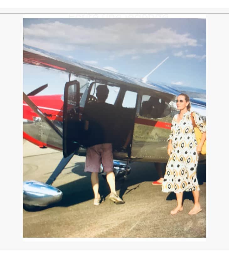 エマニュエル・ベアールのインスタグラム：「Flying lessons to fight against my fear of flying ! Cours de pilotage pour lutter contre la trouille de l’avion ! Merci Raloche 🙏🏻」