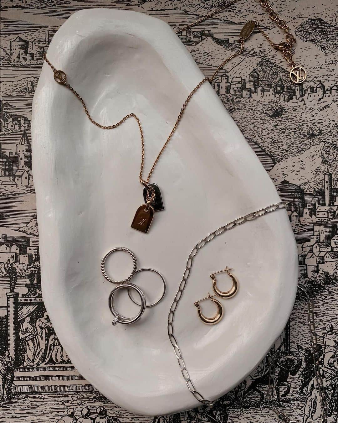 のインスタグラム：「My favorite jewelry has a new home. The glossy oyster dish by @mayafchampion. #supportsmallbusiness」
