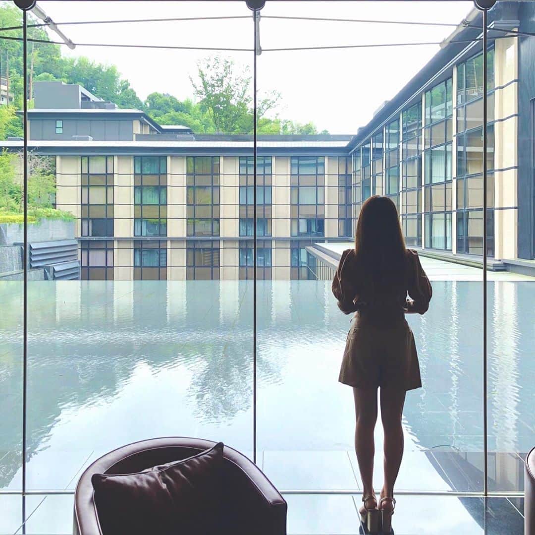 野田あず沙のインスタグラム：「♨️﻿ ﻿ ﻿ 身体のトラブルは大抵﻿ 整体・温泉・皮膚科で解決。﻿ ﻿ ﻿ ﻿ 自粛明けてからバタバタだった日常から抜け出して温泉へ行ってきました。﻿ ﻿ ﻿ ﻿ 建築、お部屋、お料理、温泉、接客﻿ 全てが癒しだったよ🥰﻿ ﻿ ﻿ ﻿ ﻿ ワンちゃんも一緒にお泊まりできて本当にオススメ💓﻿ またブログとYouTubeにも詳しくアップするので是非お楽しみに♪﻿ ﻿ ﻿ ﻿ ﻿ ﻿ ﻿ ﻿ ﻿ #温泉 #湯河原 #エクシブ #エクシブ湯河原離宮﻿ #湯河原温泉 #relux #XIV #Hotspring #癒し #休日 #日常を抜け出して #リラックス」