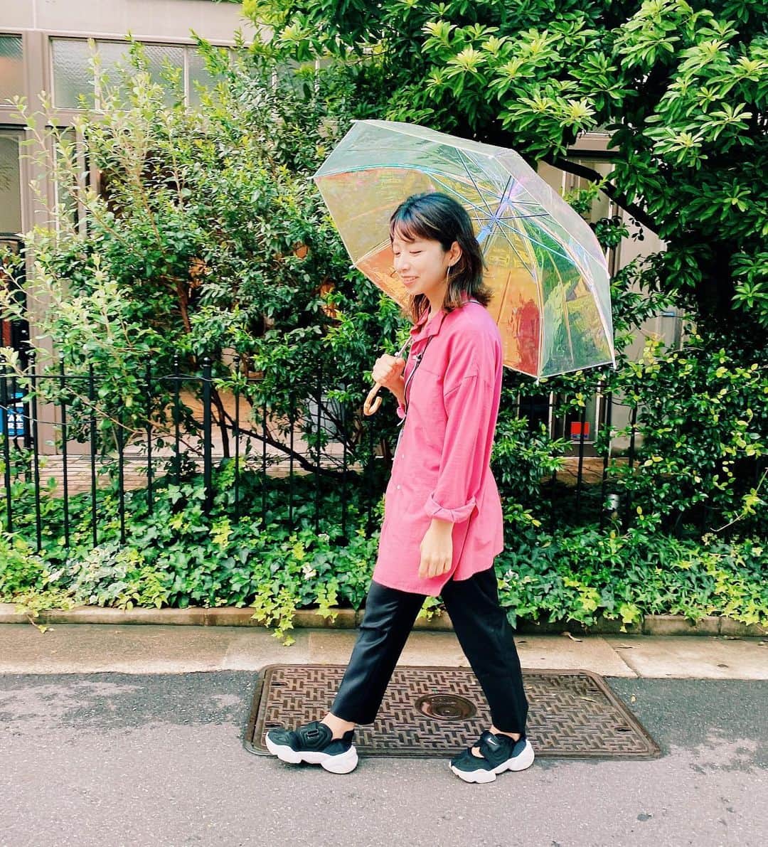 himecyanさんのインスタグラム写真 - (himecyanInstagram)「@h_beautyandyouth のオーロラ色の傘で雨の日も気分が上がる💛昨年、完売してて買えなかったんだーって言ってたのを覚えていてくれたお友達が教えてくれて、すかさずゲット😊お気に入り🌈 . #雨の日コーデ  #156cm」7月14日 9時17分 - himecyan