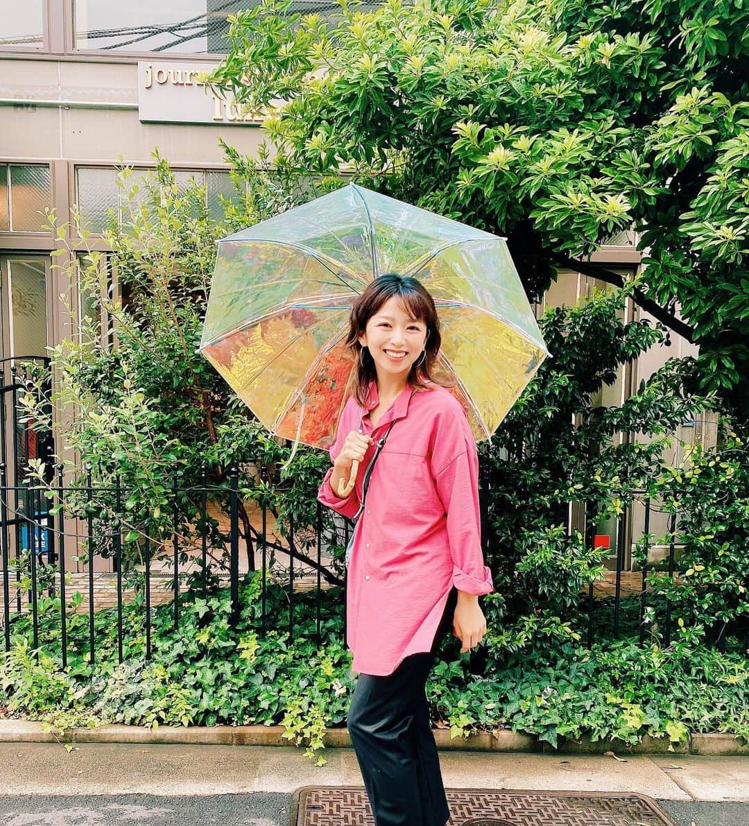 himecyanさんのインスタグラム写真 - (himecyanInstagram)「@h_beautyandyouth のオーロラ色の傘で雨の日も気分が上がる💛昨年、完売してて買えなかったんだーって言ってたのを覚えていてくれたお友達が教えてくれて、すかさずゲット😊お気に入り🌈 . #雨の日コーデ  #156cm」7月14日 9時17分 - himecyan