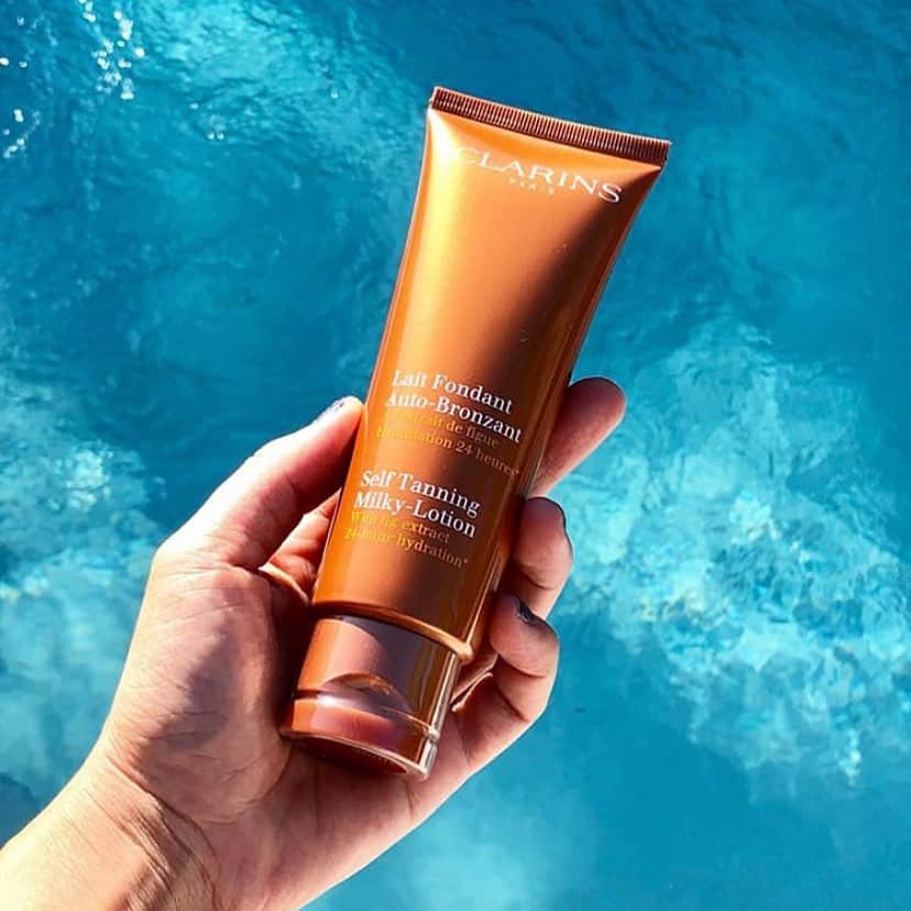 CLARINSさんのインスタグラム写真 - (CLARINSInstagram)「Our BEST-SELLING self-tanning lotion for face and body hydrates skin for 24 hours. Smooth, milky texture melts into the skin and results in a radiant and completely natural-looking.✨✨✨ Formulated with natural plant extracts of Fig and Aloe Vera, this ultra-hydrating lotion has an irresistible fragrance delights the senses and delicately perfumes skin.   ✨Natural-looking golden glow ✨Hydrates skin for 24 hours ✨Application is streak-free ✨Leaves skin soft, supple, and radiant #clarins #sunlesstanning #clarinsskincare photo: @mermaidinheels」7月14日 9時28分 - clarinsusa