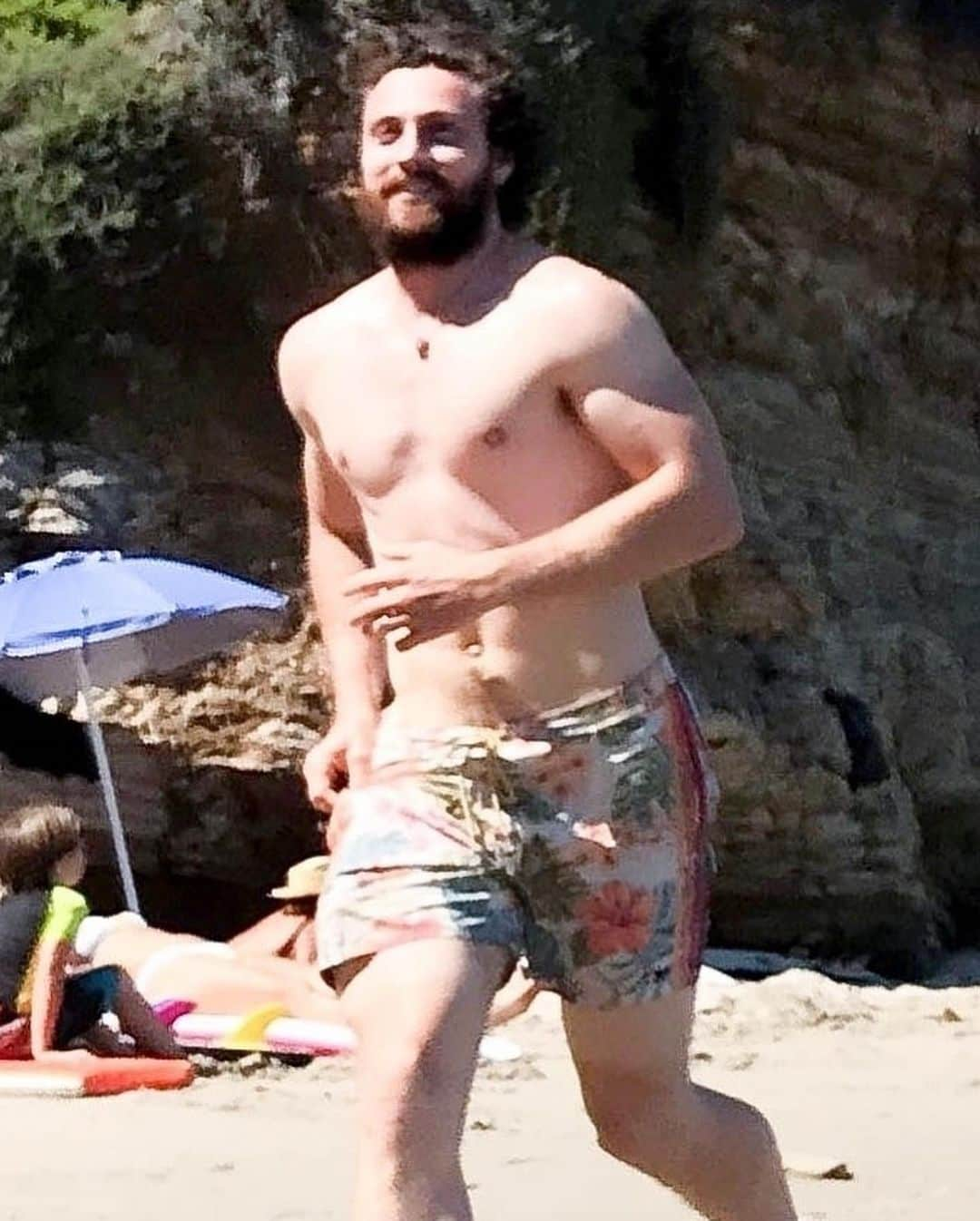 Just Jaredさんのインスタグラム写真 - (Just JaredInstagram)「Aaron Taylor-Johnson was spotted going shirtless at the beach this weekend in Malibu! #AaronTaylorJohnson Photos: Backgrid」7月14日 9時31分 - justjared