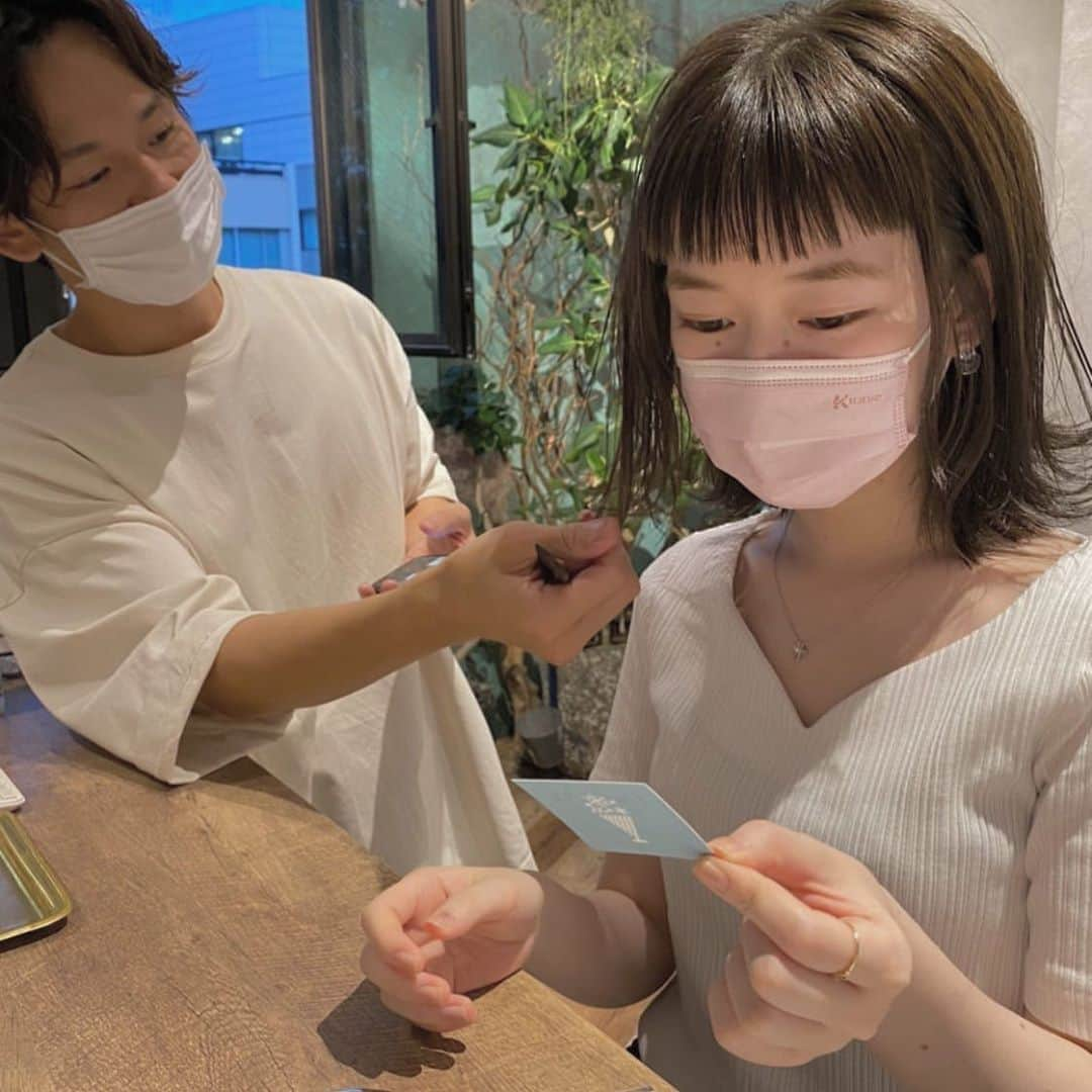 河野れいらのインスタグラム：「ステキカラー🐈💞 結局オン眉(小顔効果があるらしいってネットで見た🤭)」