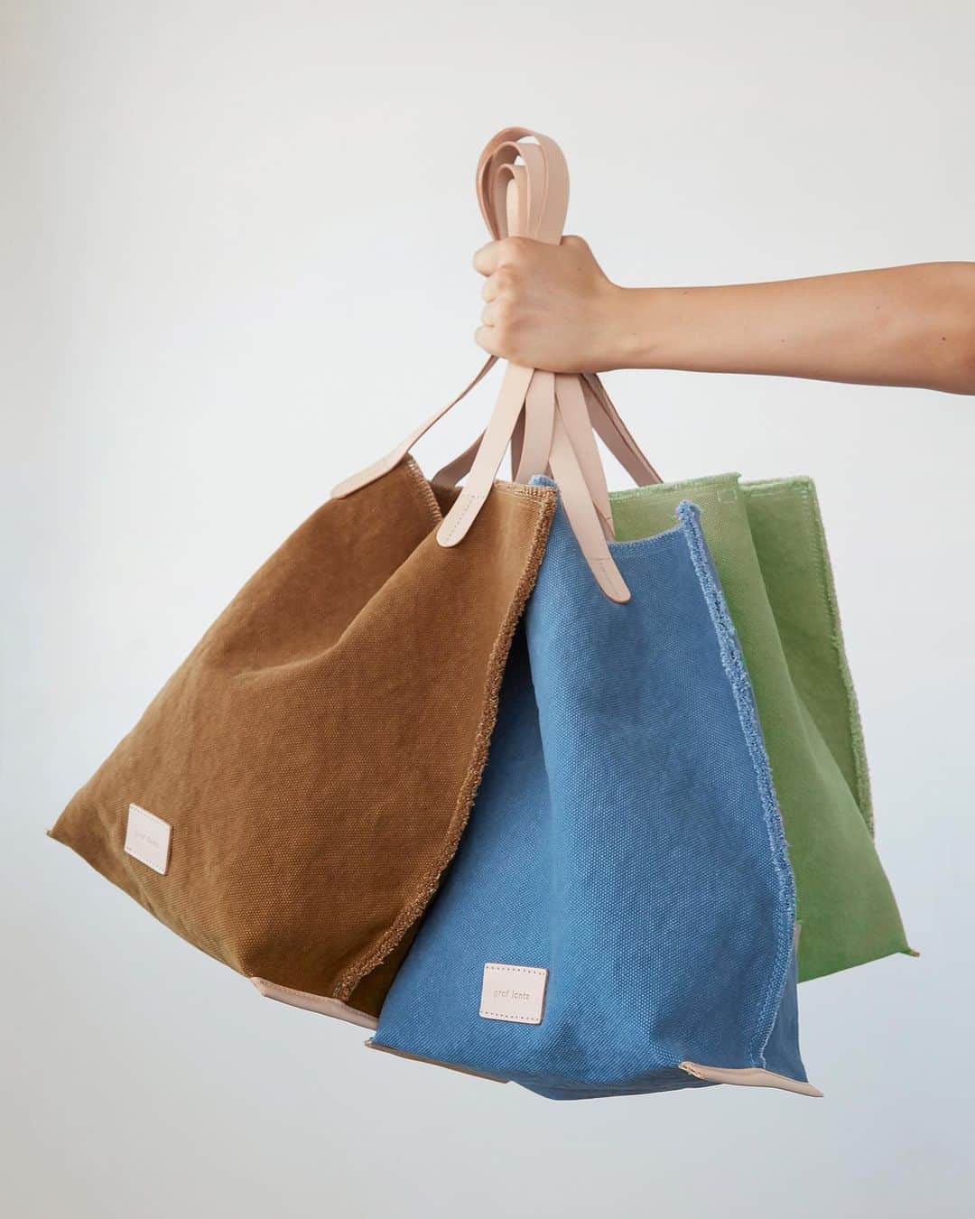 グラフ&ランツのインスタグラム：「Our canvas bags are hand-dyed to achieve that perfect sun-kissed look that only gets better with age. And with those casual frayed edges and light leather accents, it’ll remind you to kick back and let your hair down once in a while.」