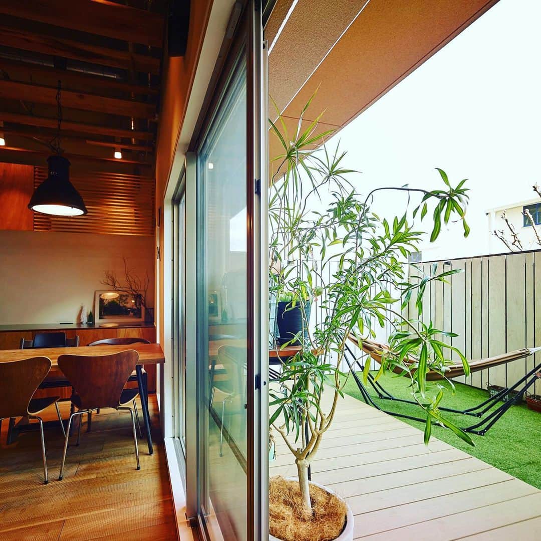 SUVACOさんのインスタグラム写真 - (SUVACOInstagram)「共に設計士の夫婦。高くした天井にはダイナミックな杉の木ルーバー、心地の良さそうな専用庭が印象的。杉の木ルーバーに、背の高い引き戸をはめ込んで部屋を仕切ったり、オープンにしたりと小気味良い。  designed byハコリノベ @haco_renovation   ﻿ #専用庭 #専用庭付き #天井ルーバー #いい家 #今日のいい家 #自分らしい家 #家づくりを楽しむ #施工例 #建築 #デザイン住宅 #architecture #archidaily #archilovers  #ハコリノベ # SUVACO #スバコ #SUVACO編集部 #マンションリノベーション#リノベーション #リノベーション事例 #リノベーション住宅 #リノベーション会社 #リノベーションしたい #リノベーションライフ #リノベーションという選択」7月14日 10時01分 - suvaco.jp