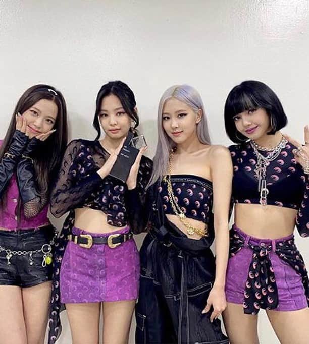 Vogueさんのインスタグラム写真 - (VogueInstagram)「@blackpinkofficial just delivered a knockout style moment in matching @marineserre_official. Tap the link in our bio for all details.」7月14日 10時10分 - voguemagazine