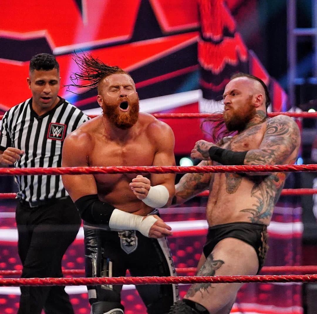 WWEさんのインスタグラム写真 - (WWEInstagram)「@619iamlucha shows up to make sure #KevinOwens #WrestleMania Rematch with @wwerollins is a fair fight! @aleister_black takes out @wwe_murphy with a breathtaking #blxckmass! #WWERaw」7月14日 10時25分 - wwe