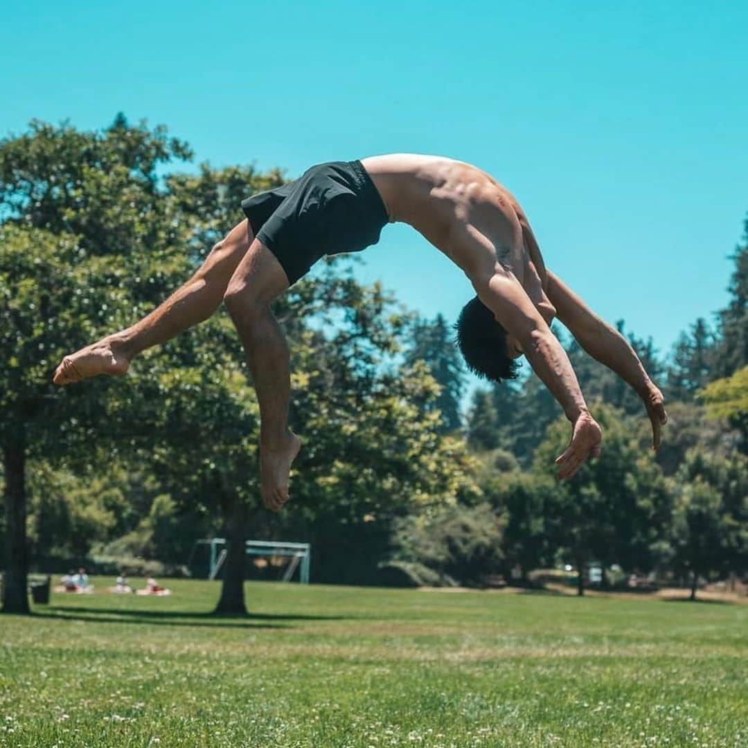 Inside Gymnasticsさんのインスタグラム写真 - (Inside GymnasticsInstagram)「Comment one habit you’re incorporating into your day to make it a little brighter! 🌟You never know if your idea might inspire someone else!  #Repost @nathantsuji If you're feeling lost or confused during this time you're not alone, but I thought I should share something I have been doing that has helped me.  Try to create some form of ritual/habit which you do everyday to set yourself up for a more positive day. Many people make their beds, some wish their Facebook friends happy birthday, some hit snooze for that extra sleep recovery. I admit I don't make my bed as often as I should... that being said a while ago I started doing a few pusbups as soon as my feet hit the ground upon getting out of bed. Upon completing this I am more awake, and have already accomplished something. This puts me in a better mood and my days have been better. Lastly with these little things its imperative you start small. Start with one tiny task you are 100% capable of performing everyday. That way, you're setting yourself up for success and aren't going to feel overwhelmed by some huge task. Debated whether or not this was relevant, however given some recent interactions I've had... it seemed like the right idea. Happy Monday」7月14日 10時25分 - insidegym