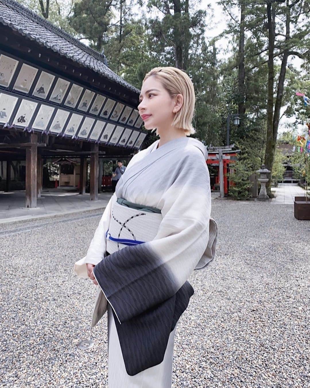 のインスタグラム：「.﻿ お宮参りの日はお着物を。﻿ ﻿ お宮参りのイメージで﻿ 淡いグリーンかベージュの着物を着るつもりだったんだけど﻿ やっぱり好みは変わらずこの着物に一目惚れ🥺🤍🖤﻿ ﻿ ひなさんの産着との相性も良かったし﻿ まあ、私らしくていいかなと。  👨🏽にも褒めてもらってご満悦でございます。﻿ ﻿ 大切な日の一着は﻿ いつも @shosa_kyoto_official で。﻿ 着付けはもちろん、宅配レンタルもできるみたいなので﻿ とっておきをお探しの方はぜひ😚😙﻿ ﻿ kimono @shosa_kyoto_official ﻿ #お宮参り﻿ #北野天満宮﻿ #着物﻿ #kimono」