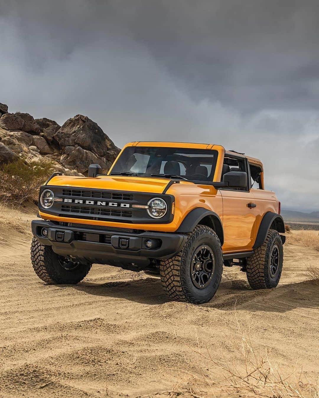 CARLiFESTYLEさんのインスタグラム写真 - (CARLiFESTYLEInstagram)「The new 2021 Ford Bronco. In 4 door and 2 door options. What do you guys think? #fordbronco #carlifestyle」7月14日 10時20分 - carlifestyle