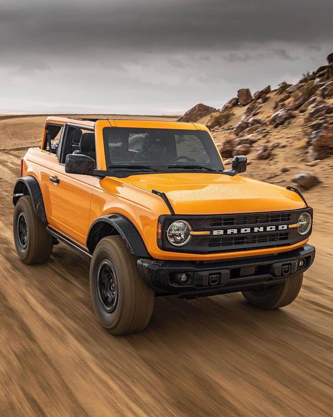 CARLiFESTYLEさんのインスタグラム写真 - (CARLiFESTYLEInstagram)「The new 2021 Ford Bronco. In 4 door and 2 door options. What do you guys think? #fordbronco #carlifestyle」7月14日 10時20分 - carlifestyle